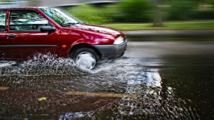 auto_ondergelopen_straat (Breedbeeld)