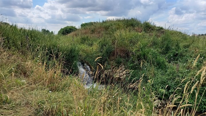 Hemelbeek bodemval bij Maas (Breedbeeld)