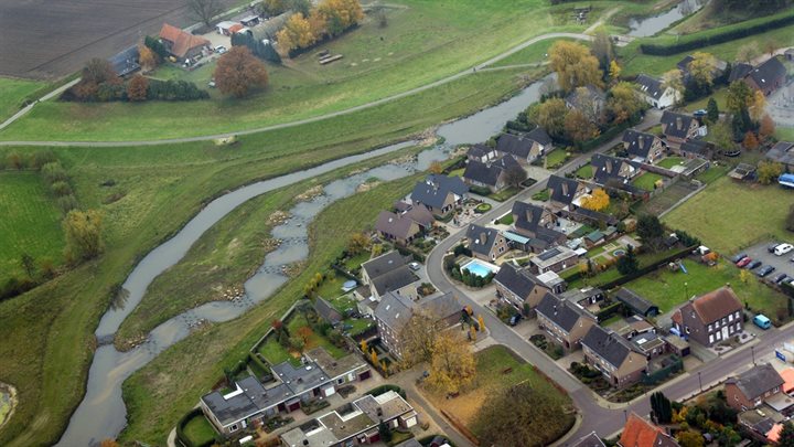 Neerbeek in Neer (Breedbeeld)