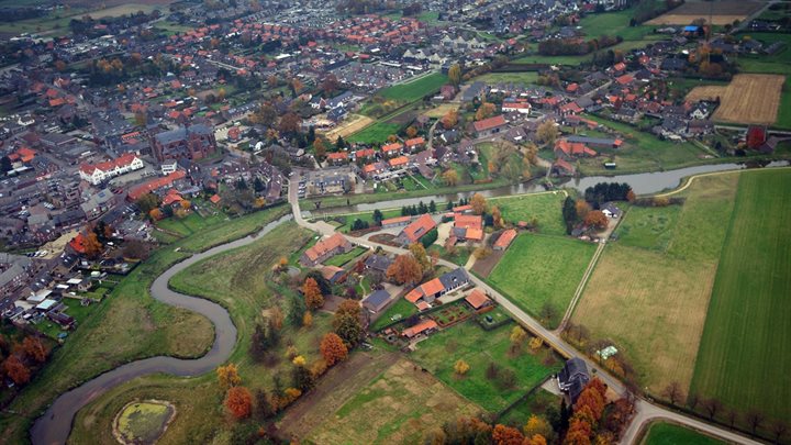 Neerbeek in Neer (Breedbeeld)