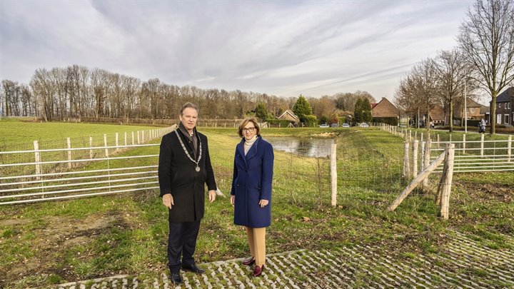 Dagelijks bestuurder Josette van Wersch in gesprek met burgemeester Wil Houben over de nieuwe regenwaterbuffer in de gemeente Voerendaal.