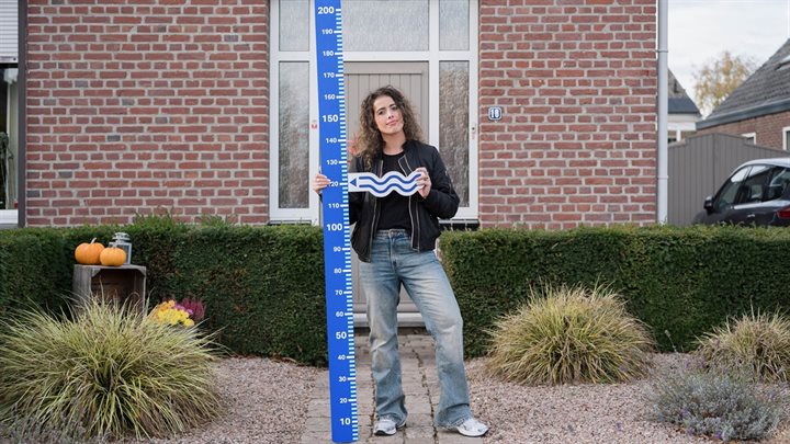 jonge vrouw buiten (Breedbeeld)