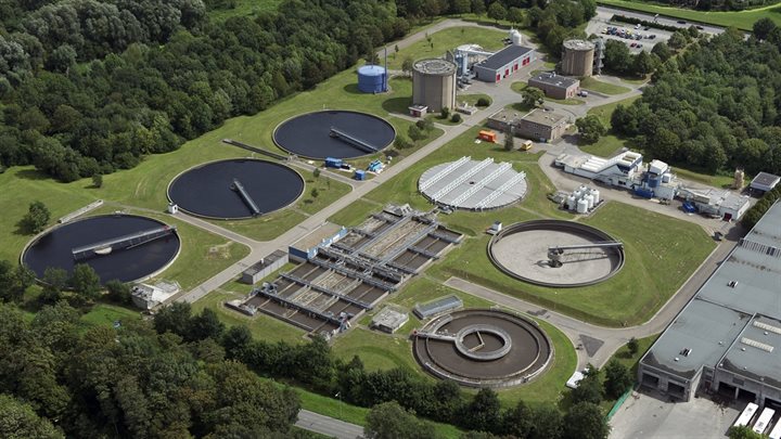 Luchtfoto RWZI Maastricht Limmel (Breedbeeld)