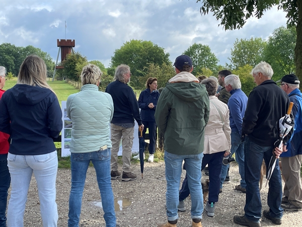 Eerste stop_uitkijktoren_Marita geeft uitleg 2