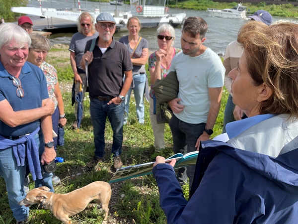 Tweede stop_bij Maes 21_Marita geeft uitleg 2