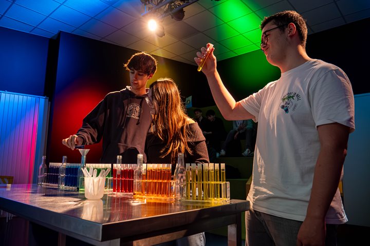 Jongeren zijn bezig met proefjes bij Discovery Museum