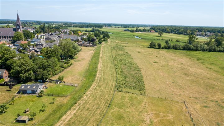 Dijk bij Ottersum met de Niers op de achtergrond