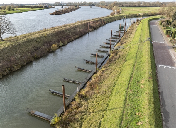 Buggenum lege aanlegsteigers