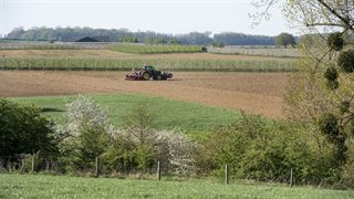 Tractor op landbouwperceel
