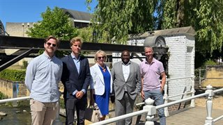 Groepsfoto met tweede kamerlid Mpanzu Bamenga