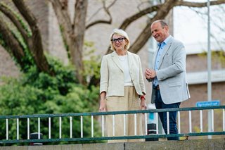 Josette van Wersch en Leon Geilen staan op herstelde kademuur