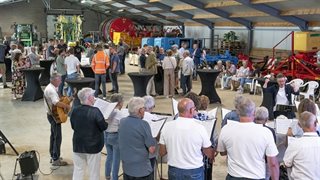 Feestelijke bijeenkomst omwonende