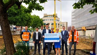 Projectleden en uitvoerders poseren