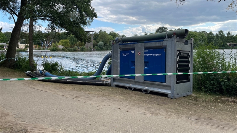 Zwemwaterplas voorzien zuurstof door middel van pompen
