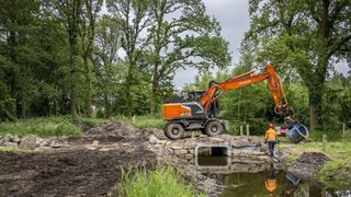 Uitvoeringswerkzaamheden aan beek