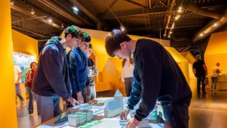 Kinderen bij een Waterworkshop