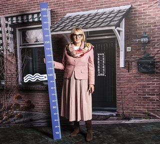 Josette van Wersch met een waterhoogtewijzer