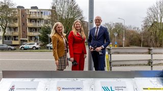 Drie personen poseren