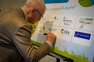 Ondertekening door Arnold Jansen