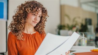 Vrouw leest aanslagbiljet