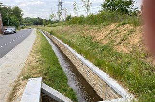 Keutelbeek langs een weg