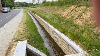 Keutelbeek langs een weg
