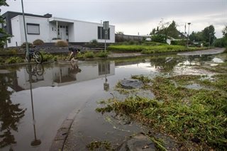 Straat ondergelopen door hevige regen