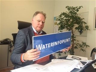 Persoon toont bord met Waterinfopunt