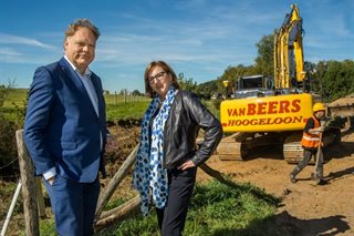 Start werkzaamheden gronddammen door Paul Sanders en Josette Van Wersch
