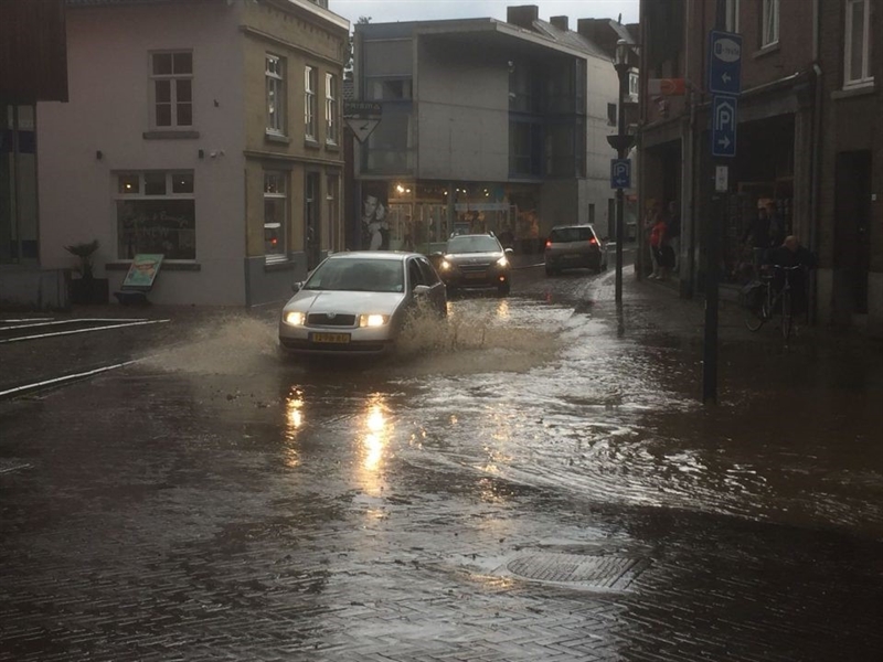 Water- en modderoverlast in straat