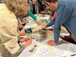 Tafel met informatie voor de inwonersavond