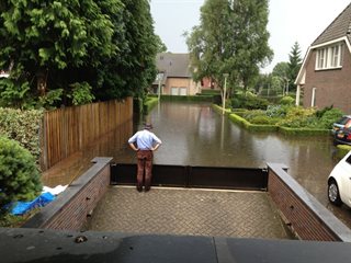 Man bij waterschot bij overstroming van de straat