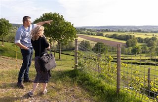 Twee personen in gesprek