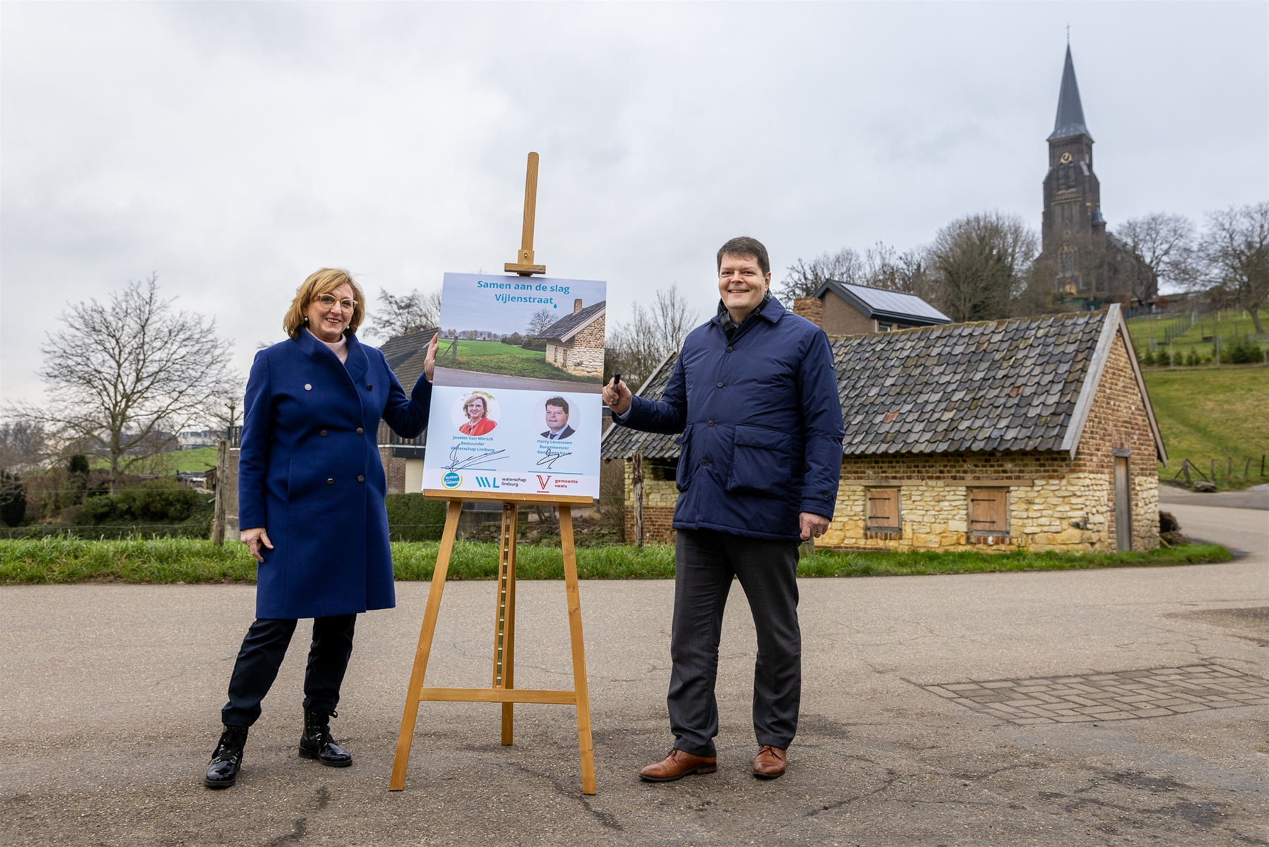 Josette Van Wersch en Harry Leunessen poseren voor het ondertekende bord