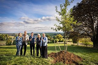 Poseren bij aangeplante boom