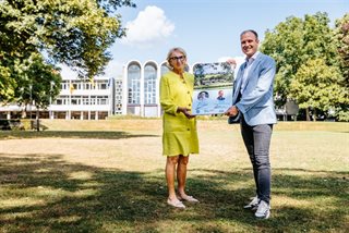 Poseren met de ondertekende uitvoeringsovereenkomst
