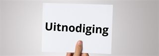 Bord met tekst Uitnodiging