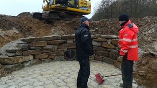 Stapelmuur bij de instroomconstructie