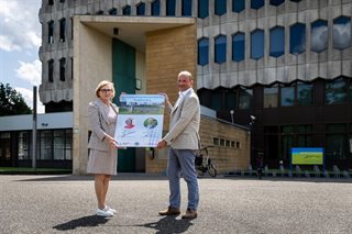 Josette Van Wersch en Leon Geilen poseren met de ondertekende Samenwerkingsovereenkomst