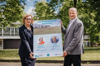 Josette Van Wersch en Leon Geilen poseren met de ondertekende intentieovereenkomst