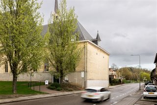 Straat met een kerk