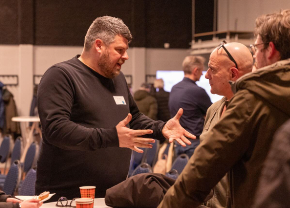 Bewoners in gesprek tijdens inwonersbijeenkomst