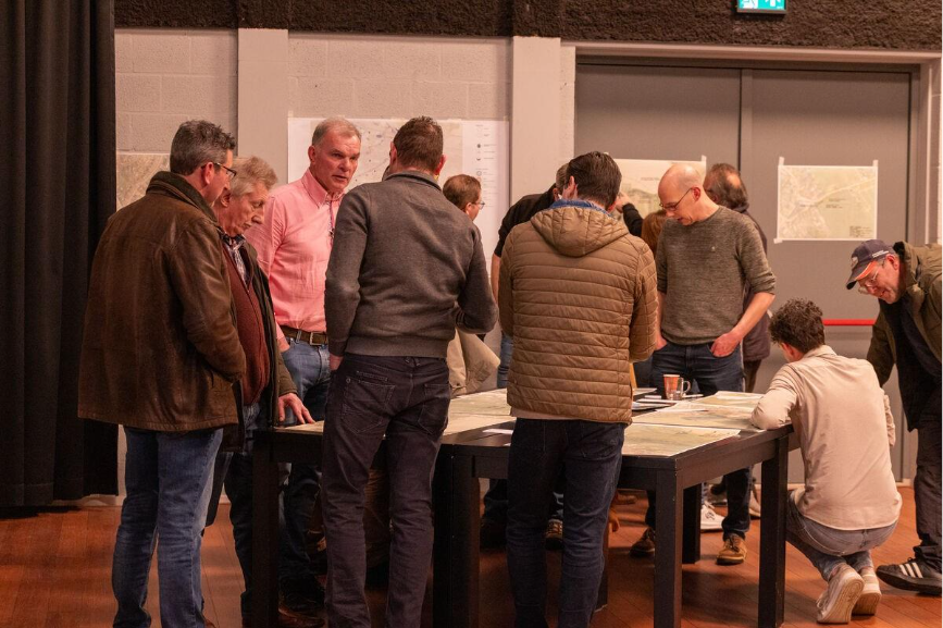 Bewoners in gesprek tijdens inwonersbijeenkomst
