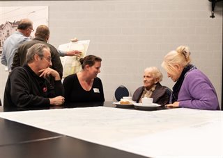 Inwoners in gesprek tijdens inloopbijeenkomst