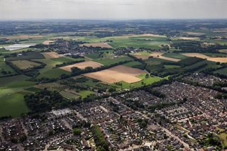 Luchtfoto gebouwen en velden
