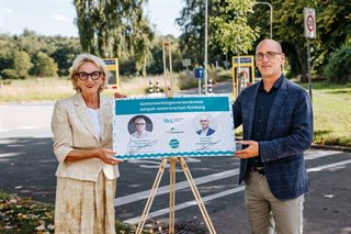 Josette Van Wersch en Bart Smeets poseren bij de ondertekende samenwerkingsovereenkomst