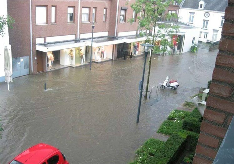 ondergelopen winkelstraat