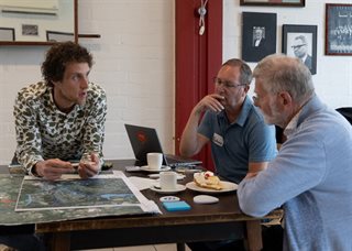 Inwoners in gesprek tijdens inwonersavond
