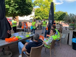 Verzamelen op terras voor waterwandeling