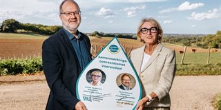 Josette Van Wersch en Pierre Verbraak poseren met de ondertekende samenwerkingsovereenkomst